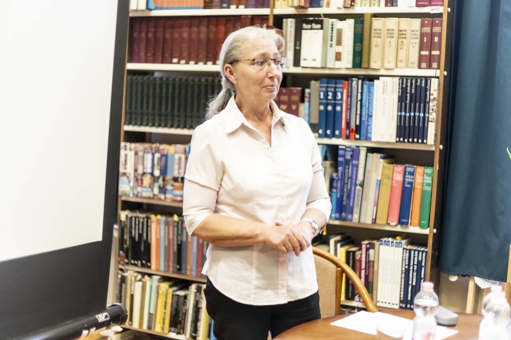 A képen Dr Széphalmi Éva előadást tart a könyvtárban