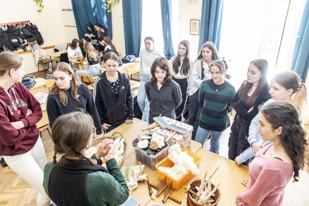 a diákok a képen gyapjút dolgoznak fel